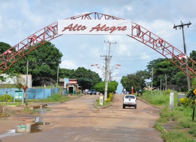 Portal na entrada do Município de Alto Alegre, cidade que vive os reflexos do garimpo ilegal e outras mazelas (Foto: Divulgação)