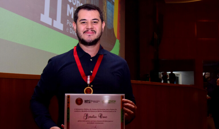 Colunista da FolhaBV recebe Medalha Cruviana do MPC/RR