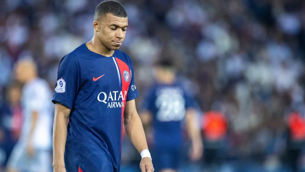 Mbappé continua no PSG, desmentindo rumores de mudança para Real Madrid ou clubes sauditas. Foto: Getty Images