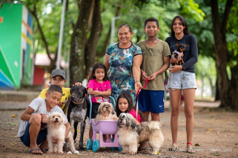 Os tutores levaram seus animais para vacinar nos 18 pontos da cidade selecionados pela Secretaria Municipal de Saúde (Foto: Wellika Matos/PMBV)