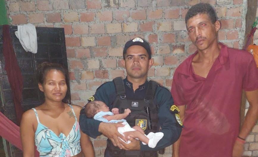 Ulisses segurando o recém-nascido e ao lado dos pais do bebê (Foto: Divulgação)
