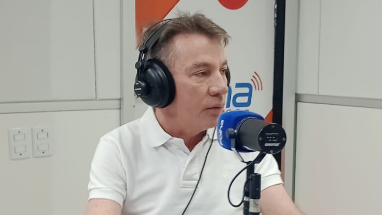 O governador de Roraima, Antonio Denarium, durante o programa Agenda da Semana, da Folha FM (Foto: FolhaBV) O governador de Roraima, Antonio Denarium, durante o programa Agenda da Semana, da Folha FM (Foto: FolhaBV)