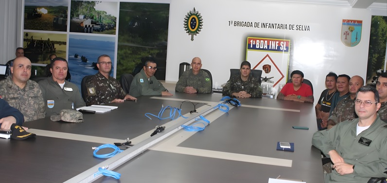 Líder indígena visitou instalações das Forças Armadas (Foto: Divulgação/Forças Armadas)