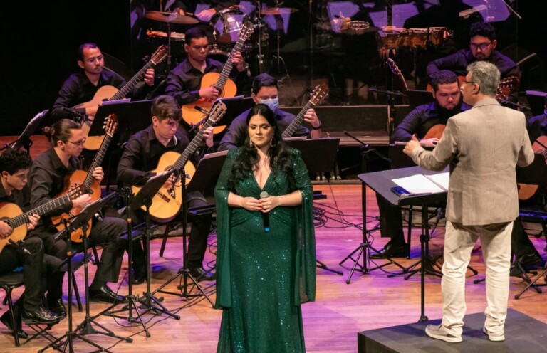 Cantora Sarah Almeida apresenta show “Brega Chic” neste sábado