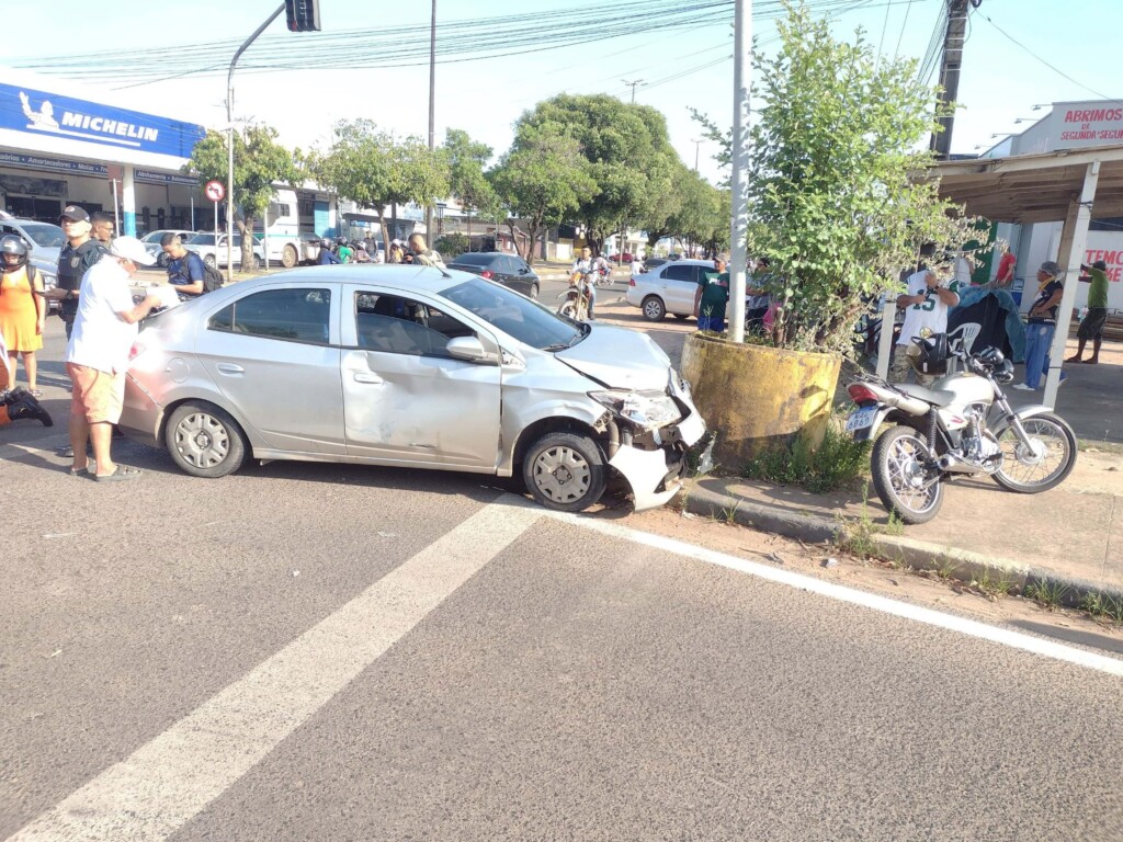 Parte frontal do carro ficou parcialmente destruÃda com o impacto do acidente (Foto: Divulgação/PMRR) Parte frontal do carro ficou parcialmente destruÃda com o impacto do acidente (Foto: Divulgação/PMRR)