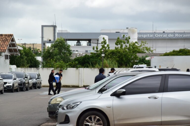 Momento que policiais deixam a Sesau (Foto: Nilzete Franco/FolhaBV)