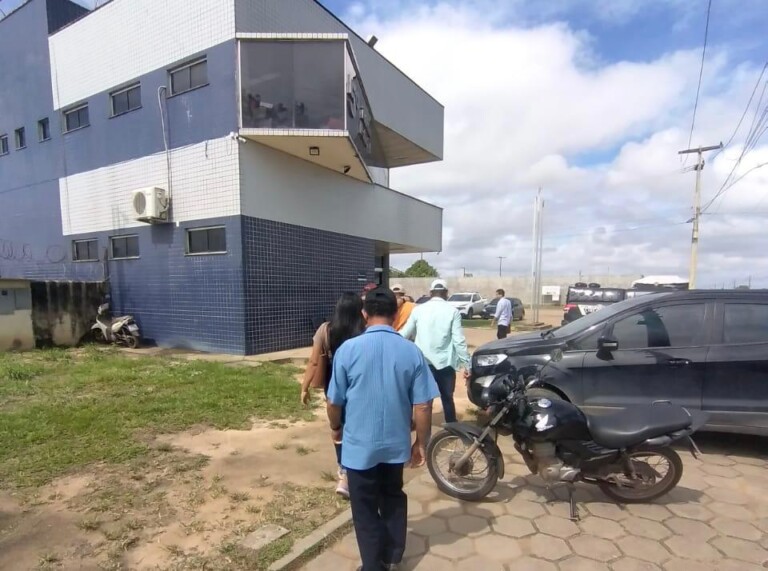 Familiares foram junto com o acusado para apresentação ao 5º DP. (Foto: reprodução/arquivo pessoal)