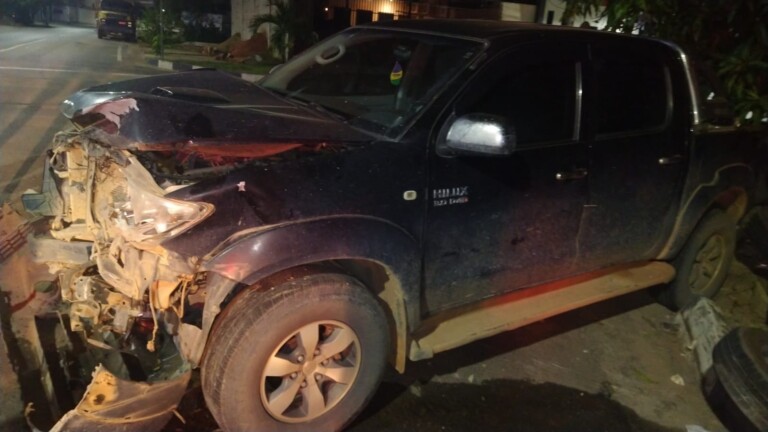 Picape ficou com a frente destruída (Foto: Divulgação)