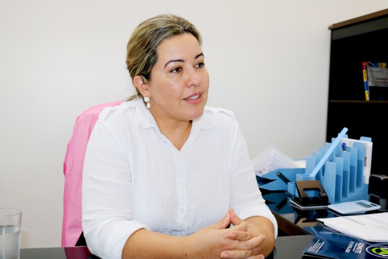 Mirly Rodrigues Martins é tabeliã dos cartórios de imóveis da Comarca de Alto Alegre e Boa Vista, este atualmente localizado na avenida Brigadeiro Eduardo Gomes. (Foto: Wenderson Cabral/FolhaBV)