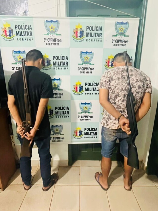 Homens e armas apreendidas foram levados a delegacia (Foto: Divulgação/PMRR)