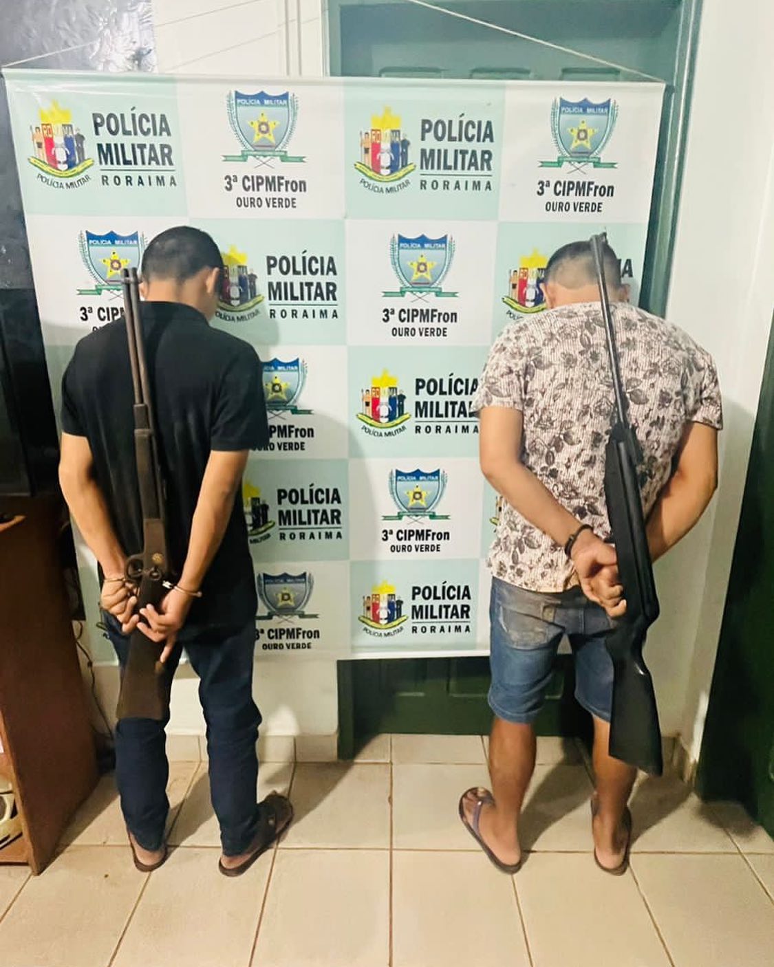 Homens e armas apreendidas foram levados a delegacia (Foto: Divulgação/PMRR)