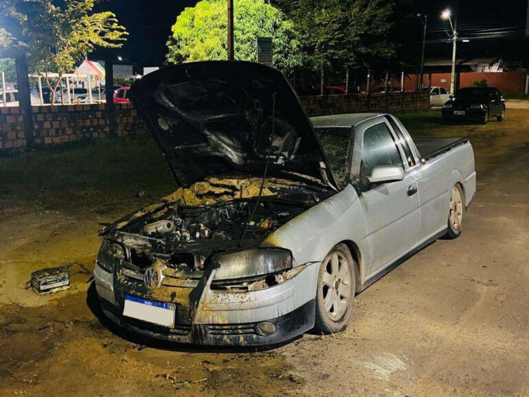 Veículo ficou destruído pelas chamas (Foto: Divulgação/PMRR)
