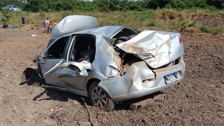 Veículo ficou destruído com o acidente (Foto: Divulgação/PMRR)