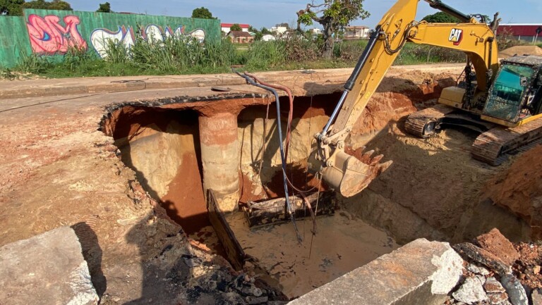 Cratera aberta pela Caer para resolver problema emergencial (Foto: Lucas Luckezie/FolhaBV)