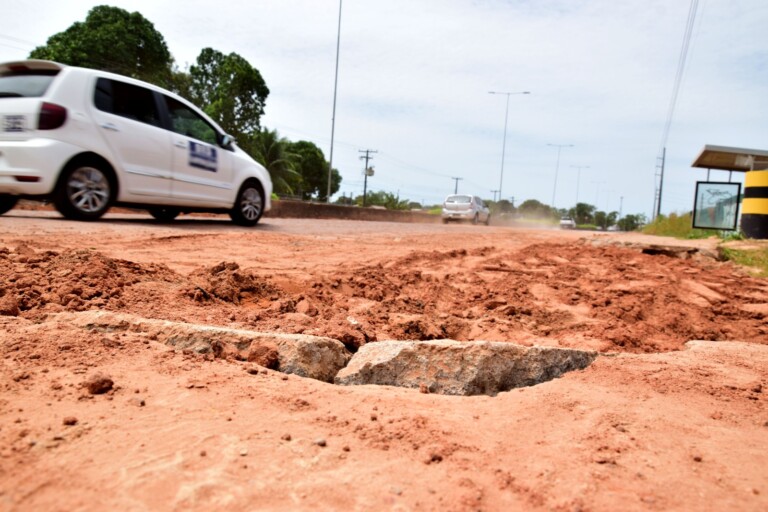 Trecho ainda não teve recomposição asfáltica após obra emergencial (Foto: Nilzete Franco/Folha BV)