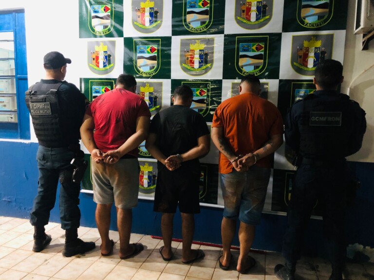 Suspeitos foram levados ao Posto da Polícia Federal (Foto: Divulgação/PMRR)