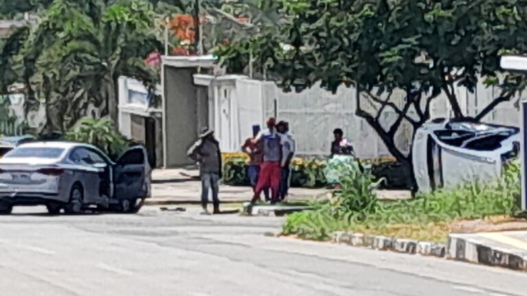 Situação do Honda WR-V capotado em cruzamento no bairro Paraviana (Foto: Divulgação)