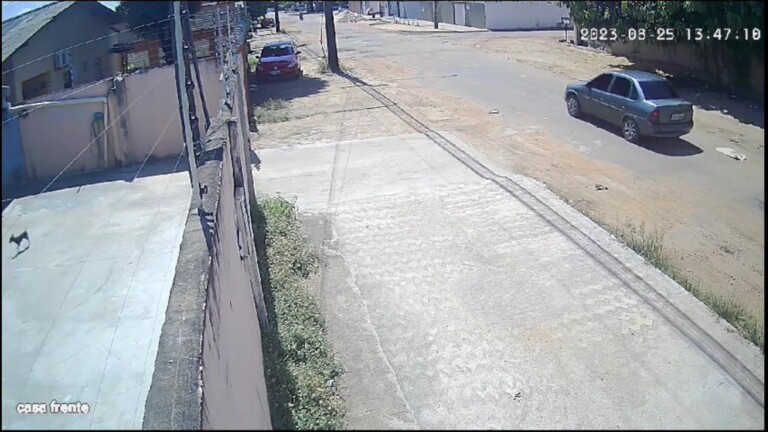 Momento em que bandidos fogem em alta velocidade em Chevrolet Corsa Classic (Foto: Reprodução)