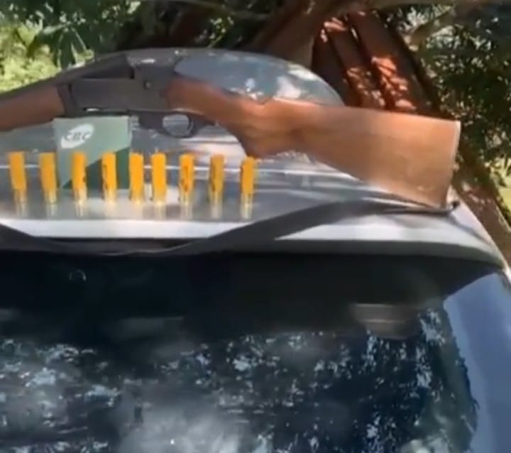 Arma e veículo foram apreendidos (Foto: Reprodução/WhatsApp)