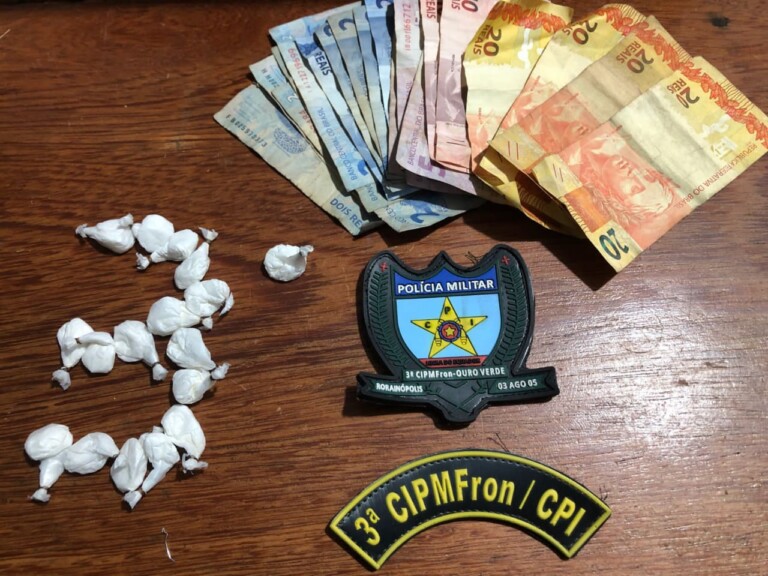 Droga e dinheiro foram apreendidos e levados à delegacia (Foto: Divulgação/PMRR)