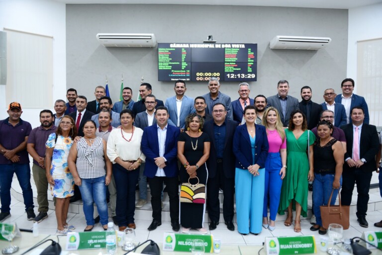 Vereadores e servidores da Administração no plenário da Câmara Municipal nesta quarta-feira (Foto: Reynesson Damasceno)