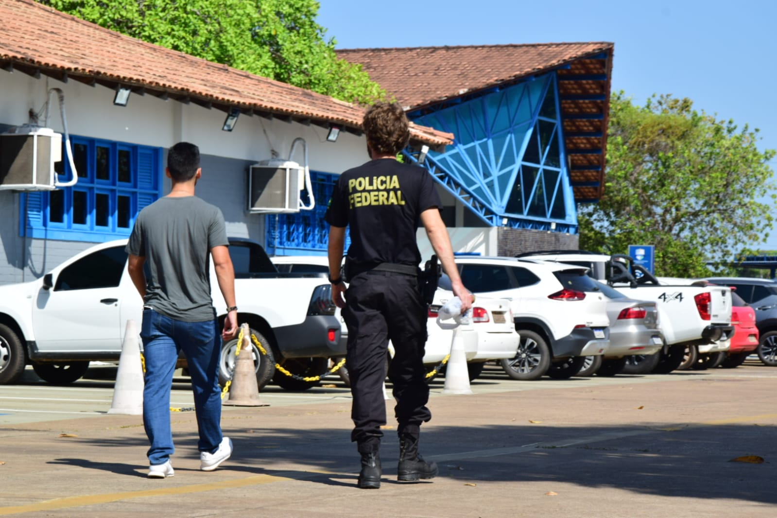 Policial federal em operação na Universidade Estadual de Roraima (Foto: Nilzete Franco/FolhaBV)