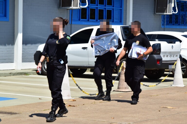 Policiais levam computador e pasta de documentos em operação da PF na Uerr (Foto: Nilzete Franco/FolhaBV)