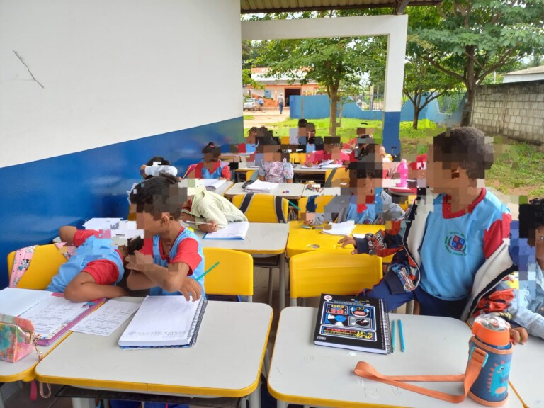 Alunos têm aulas nos corredores de escola por falta de ventilação nas salas