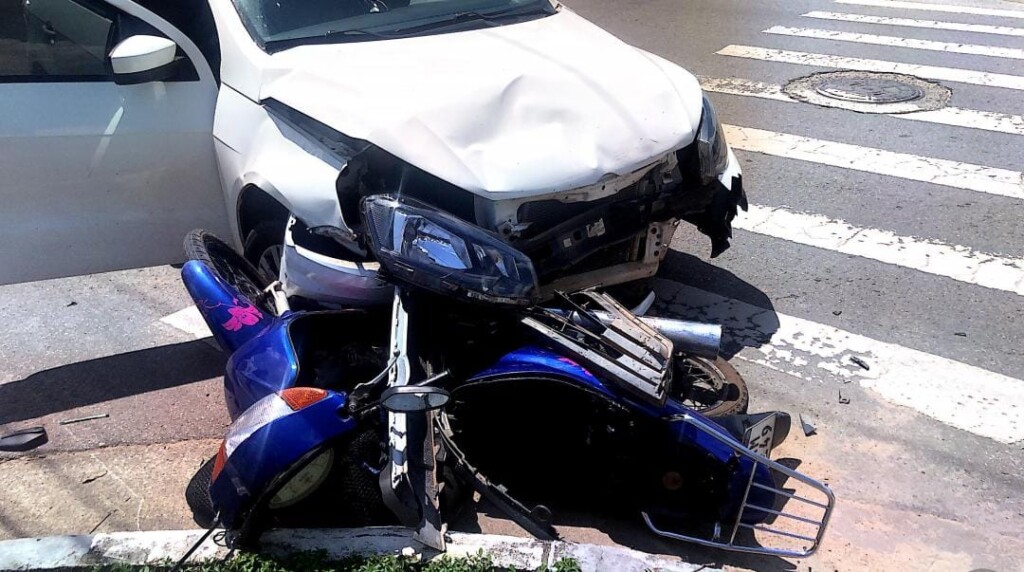 Motociclista é arremessada após invadir preferencial; Veja vídeo