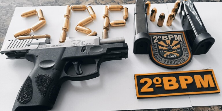 Pistola e munições apreendidas (Foto: Divulgação) 