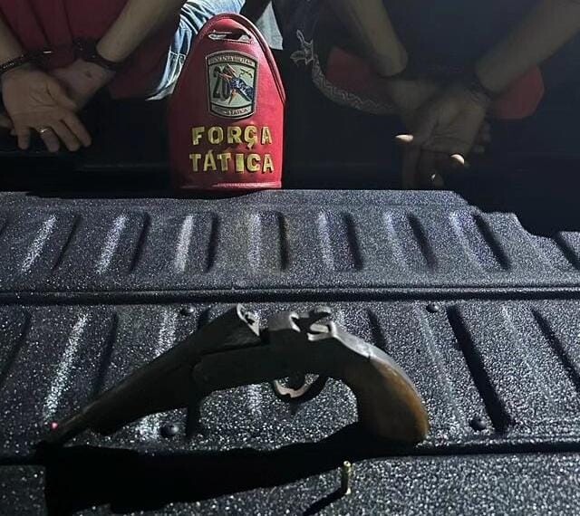 Arma apreendida com os envolvidos (Foto: Divulgação)