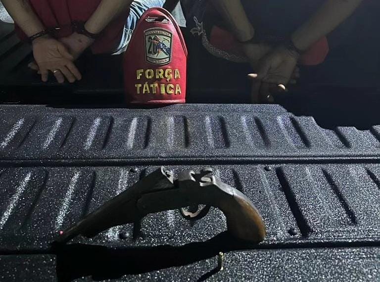 Arma apreendida com os envolvidos (Foto: Divulgação)