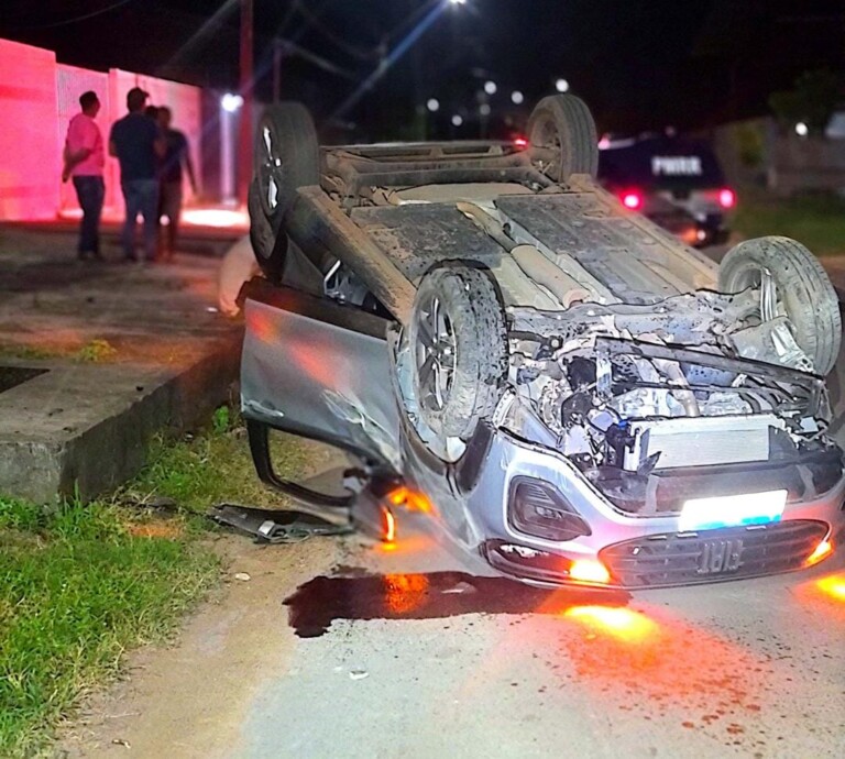 Capotamento ocorreu , na Rua Abel Francisco de Oliveira, no bairro Jardim Floresta (Foto: Divulgação)