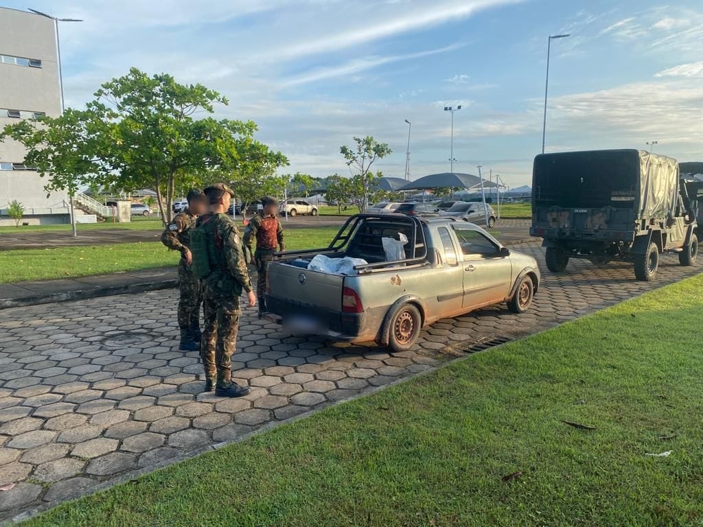 Veículo apreendido com o minério (Foto: Forças Armadas) 