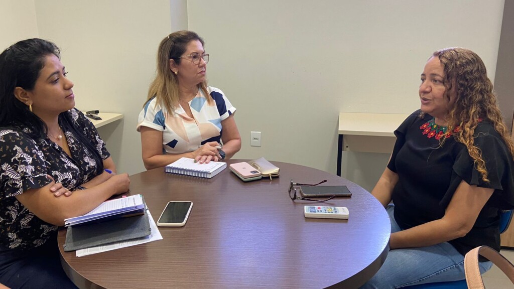 Parceria foi firmada em reunião entre a defensora pública Elceni Diogo e a secretária de Educação, Maria Consuelo (Foto: Divulgação/DPE-RR) Parceria foi firmada em reunião entre a defensora pública Elceni Diogo e a secretária de Educação, Maria Consuelo (Foto: Divulgação/DPE-RR)