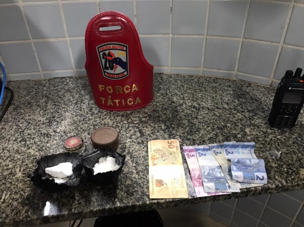 Entorpecente e dinheiro apreendido com o adolescente (Foto: Divulgação)