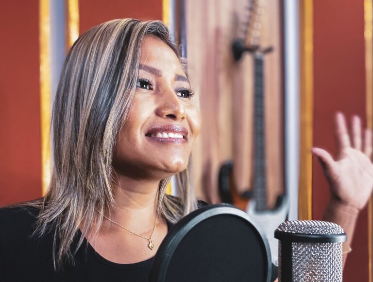 Juliana Oliveira tem 33 anos e canta desde a infância (Foto: Divulgação)