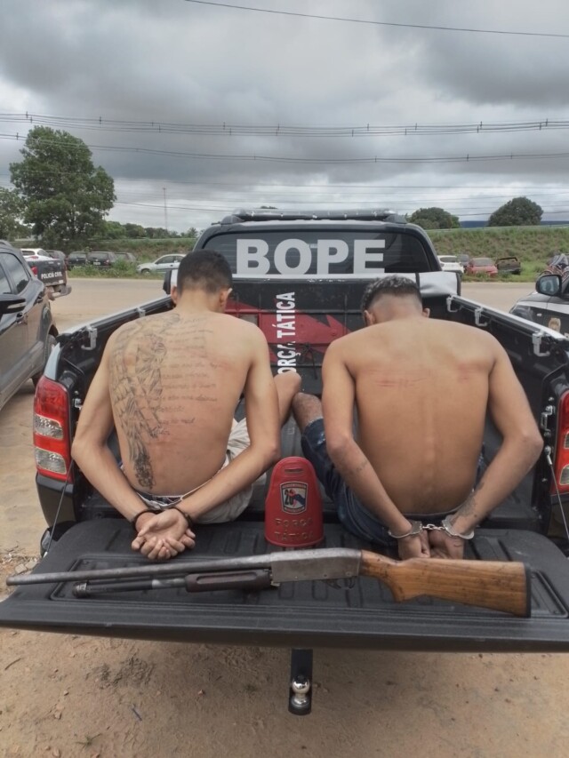 A dupla e a espingarda foram apresentadas na Central de Flagrantes (Foto: Divulgação)