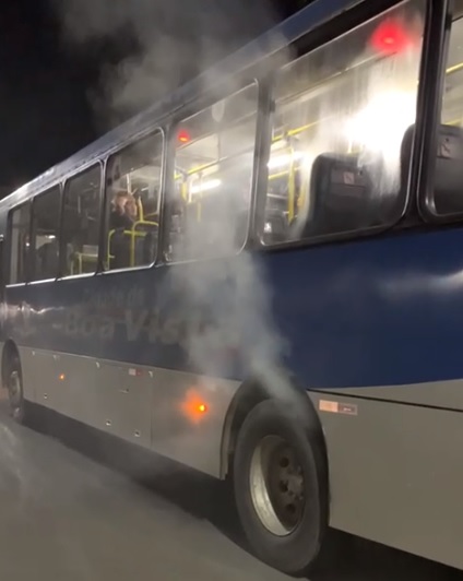Fumaça assustou passageiros que estavam na linha 215 (Foto: Reprodção/WhatsApp)