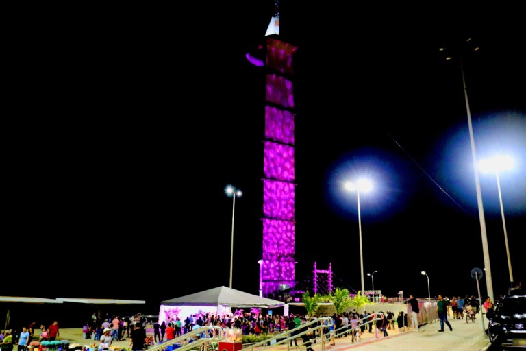 Além do mirante, diversos órgãos da Prefeitura serão iluminados com luzes lilases. Foto: Wenderson Cabral/FolhaBV