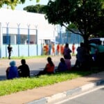 Presos beneficiados com saída temporária deixando o sistema prisional  (Foto: Wenderson Cabral/FolhaBV) 