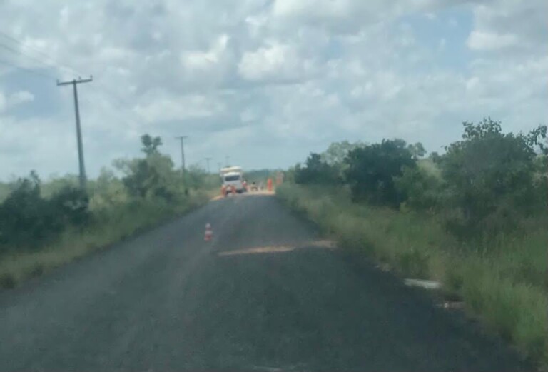 Empresa tapa buraco com barro ao longo da RR-230, no Município de Amajari, Norte de Roraima