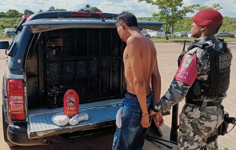 O jovem e o entorpecente foram apresentados na Central de Flagrantes para as providências legais e cabíveis (Foto: Divulgação)