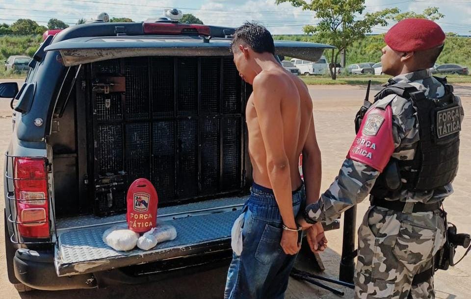 O jovem e o entorpecente foram apresentados na Central de Flagrantes para as providências legais e cabíveis (Foto: Divulgação)