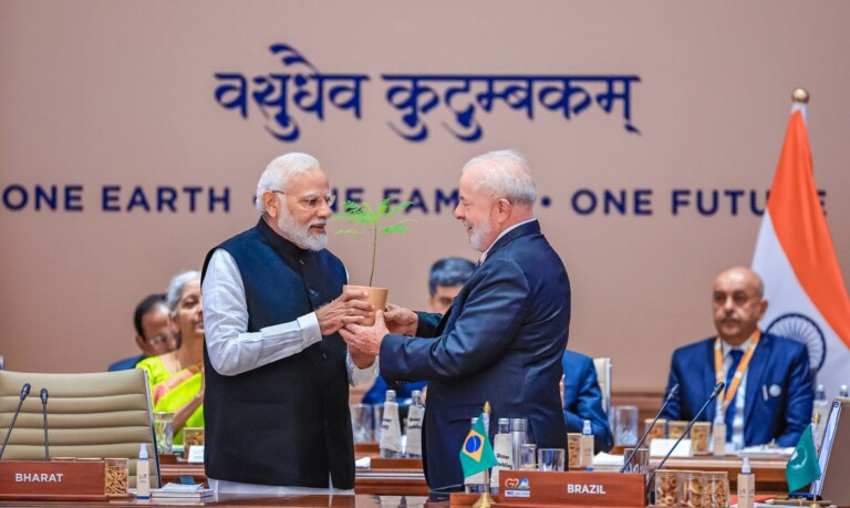 Presidente Lula recebe muda de árvore em cerimônia no Bharat Mandapam, Plenário da Cúpula. Nova Delhi – Índia (Foto: Ricardo Stuckert/PR)