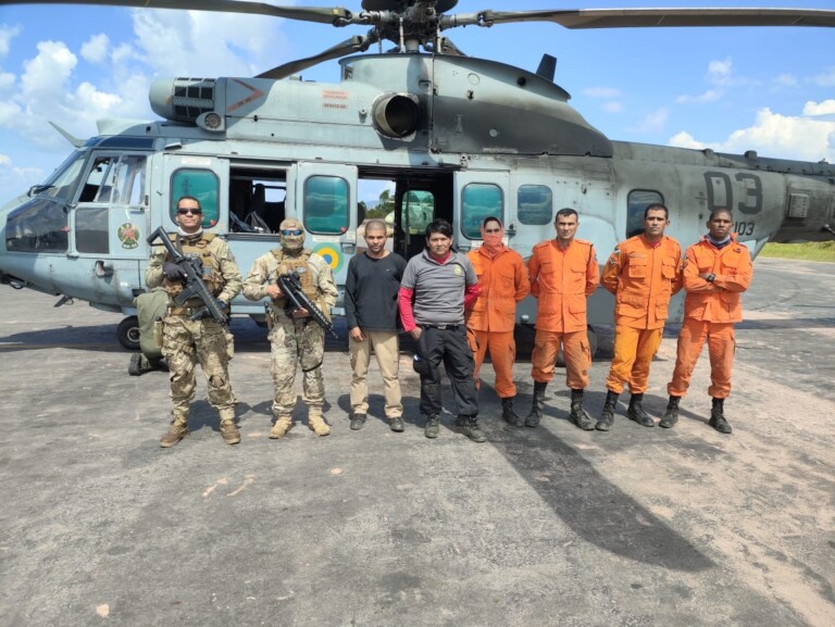 Agentes após operação que resultou no resgate dos corpos. (Foto:Secom)
