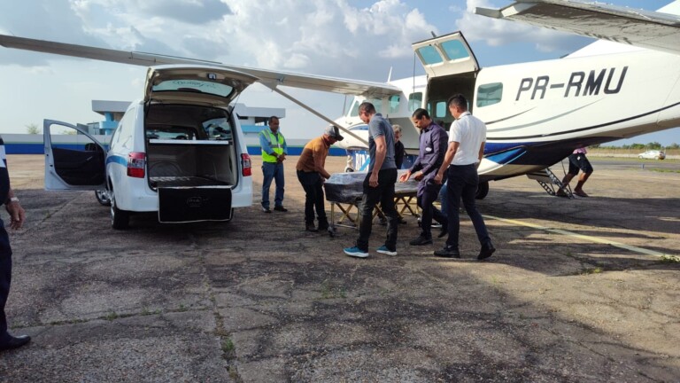 Momento em que o corpo de Leandro chega a Roraima (Foto: Marília Mesquita/ Folha BV) 
