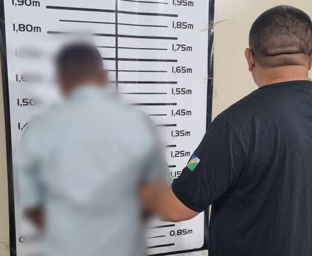 Após sua prisão, o homem passou por todo o procedimento de praxe na delegacia e no IML (Foto: Ascom/Polícia Civil) 