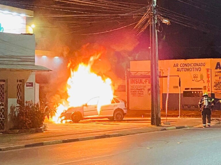 Veículo fica destruído após incendiar; Veja vídeo