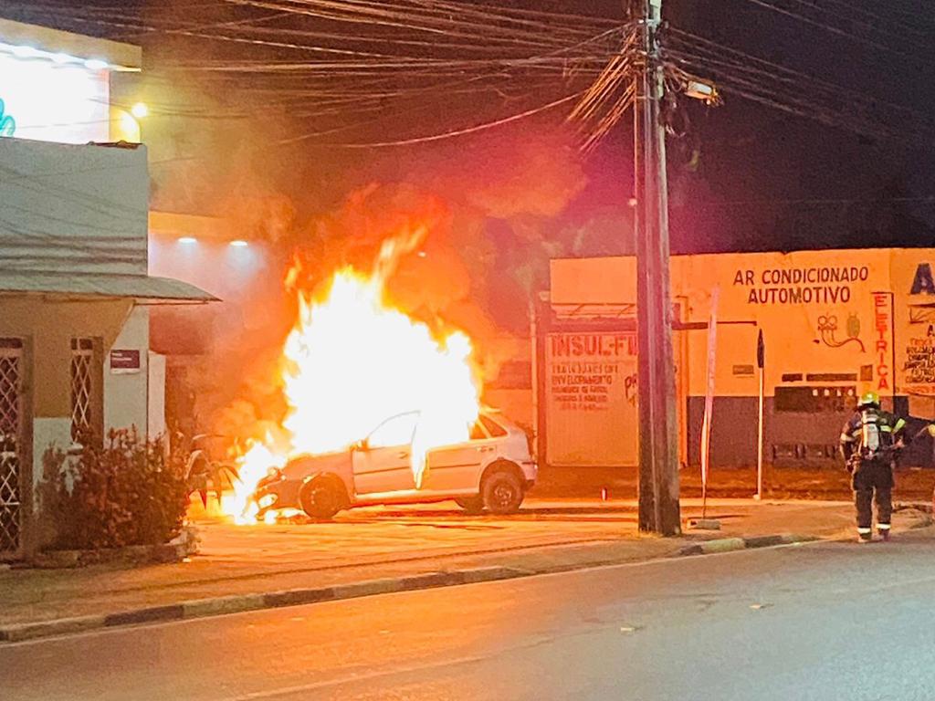 Veículo fica destruído após incendiar; Veja vídeo
